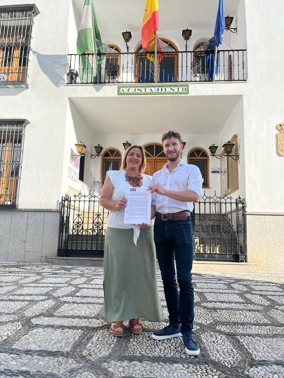 Archivo - La socialista Puri López y Pablo Laguna, de IU, ante el Ayuntamiento de La Zubia en junio de 2023.