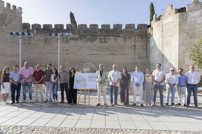 El delegado de Infraestructuras, Sostenibilidad y Agricultura de la Diputación de Córdoba, Andrés Lorite (centro), en la presentación de la BTT Circuito Cicloturista La Vega del Guadalquir.