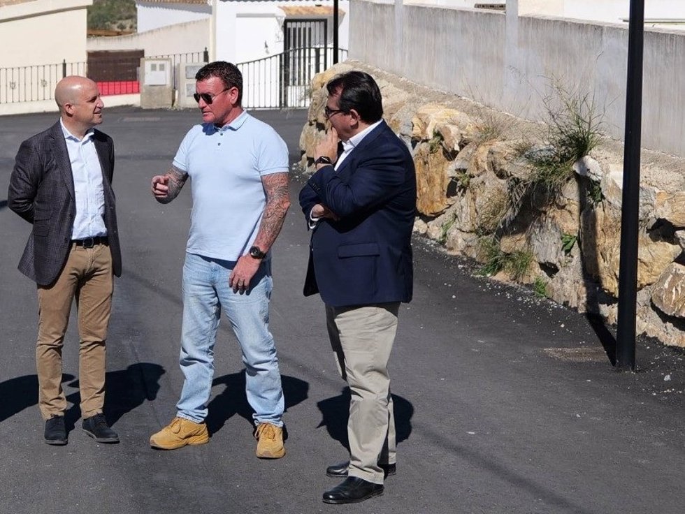 El presidente de la Diputación de Almería, José Antonio García Alcaina, durante una visita en María.