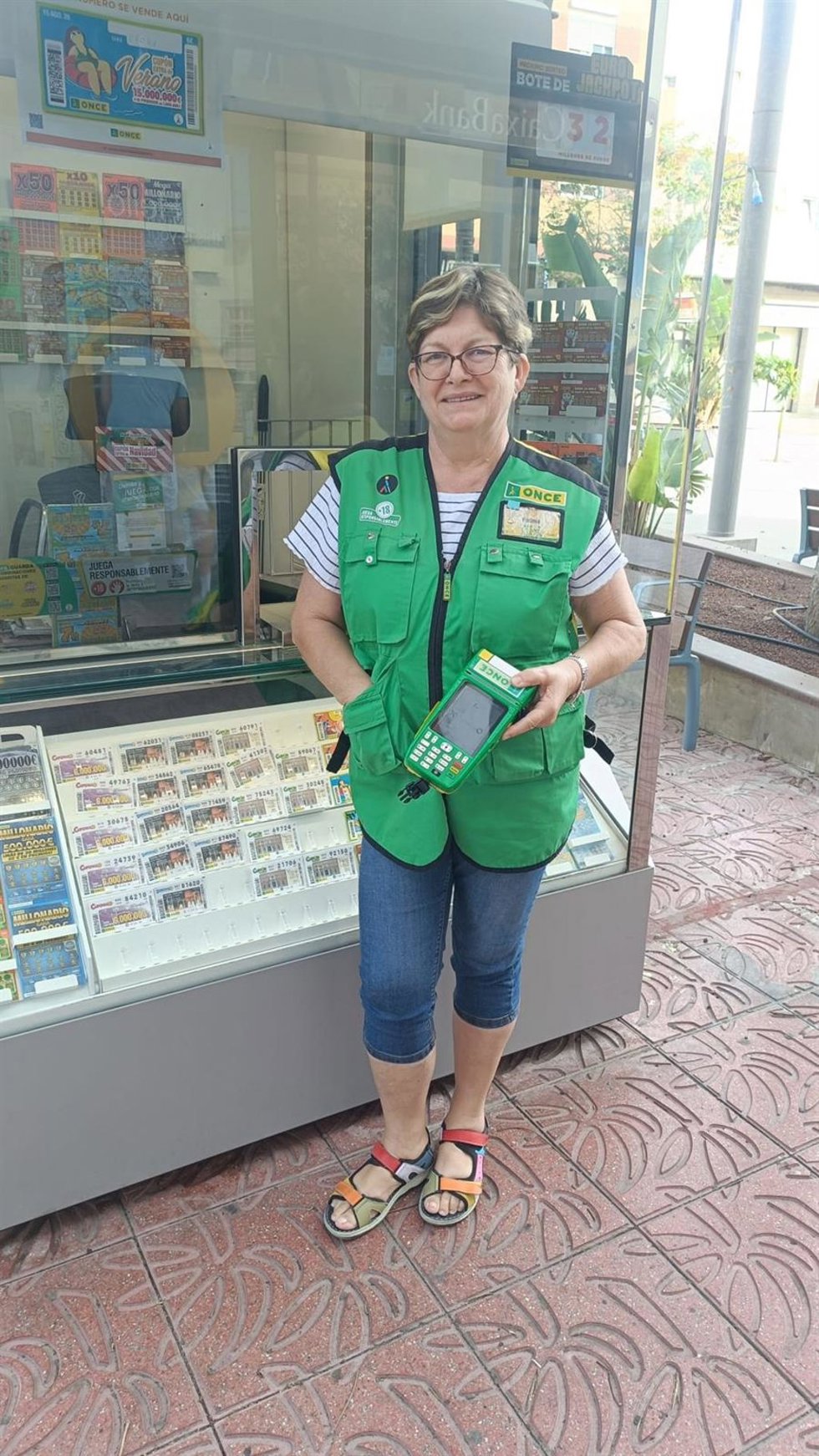 La vendedora de la ONCE Eugenia Fátima Santana que ha repartido la suerte en Vecindario (Gran Canaria)