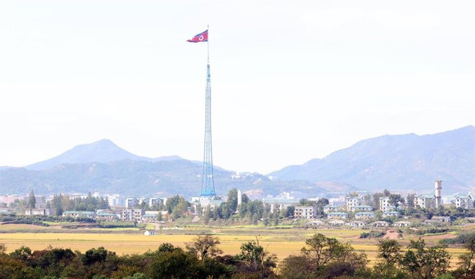 Archivo - Imagen de archivo de una bandera de Corea del Norte.