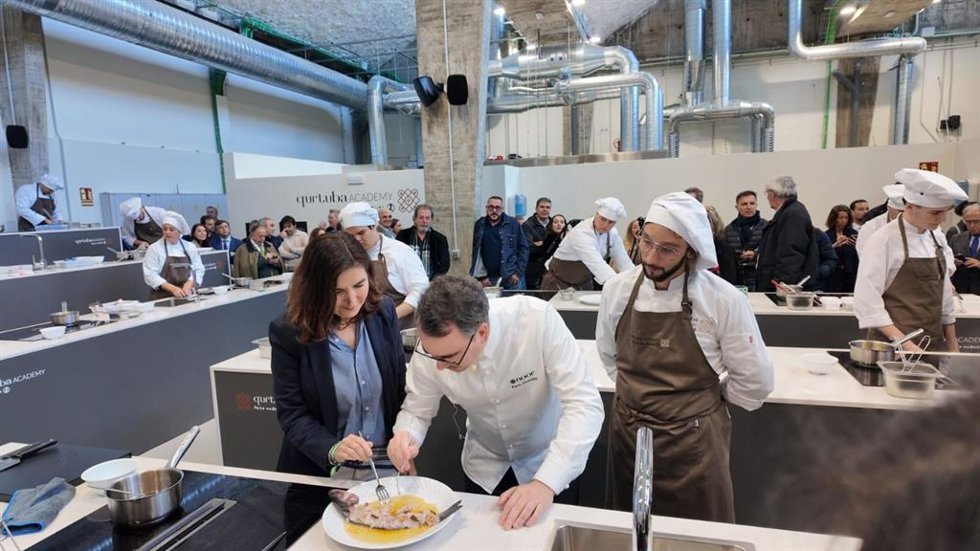 Archivo - Rocío Blanco observa, junto al chef Paco Morales, el trabajo de uno de los alumnos del Campus Córdoba.