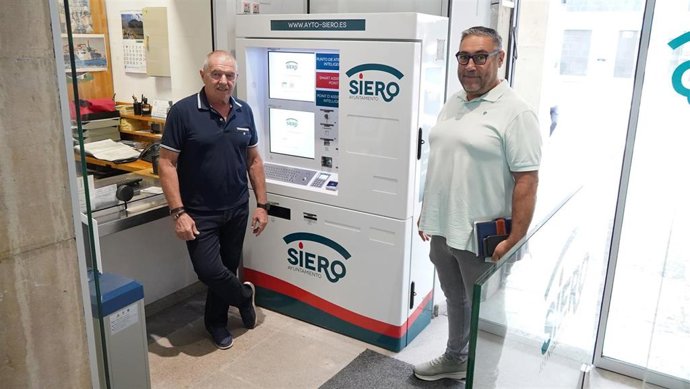 El concejal de Hacienda de Siero, Raimundo Díaz, y el concejal de Abastecimiento de Agua y Saneamiento, Pergentino Martínez, con un cajero ciudadano.