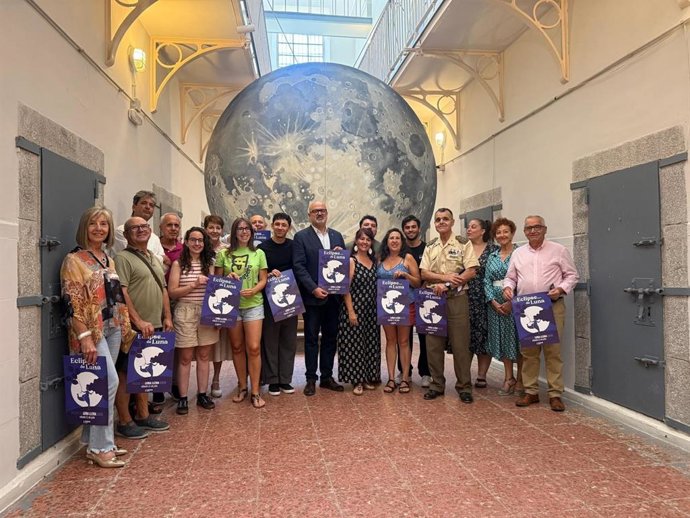 El concejal de Cultura, Juan Carlos Monroy (centro), en foto de grupo con colaboradores del evento.
