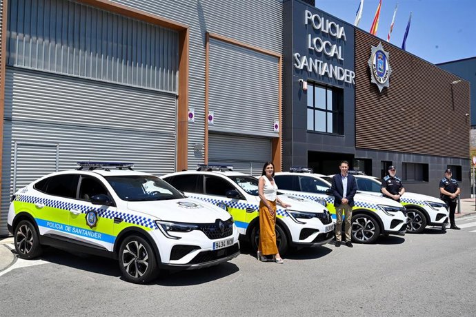 Archivo - Nuevos coches de la Policía Local de Santander
