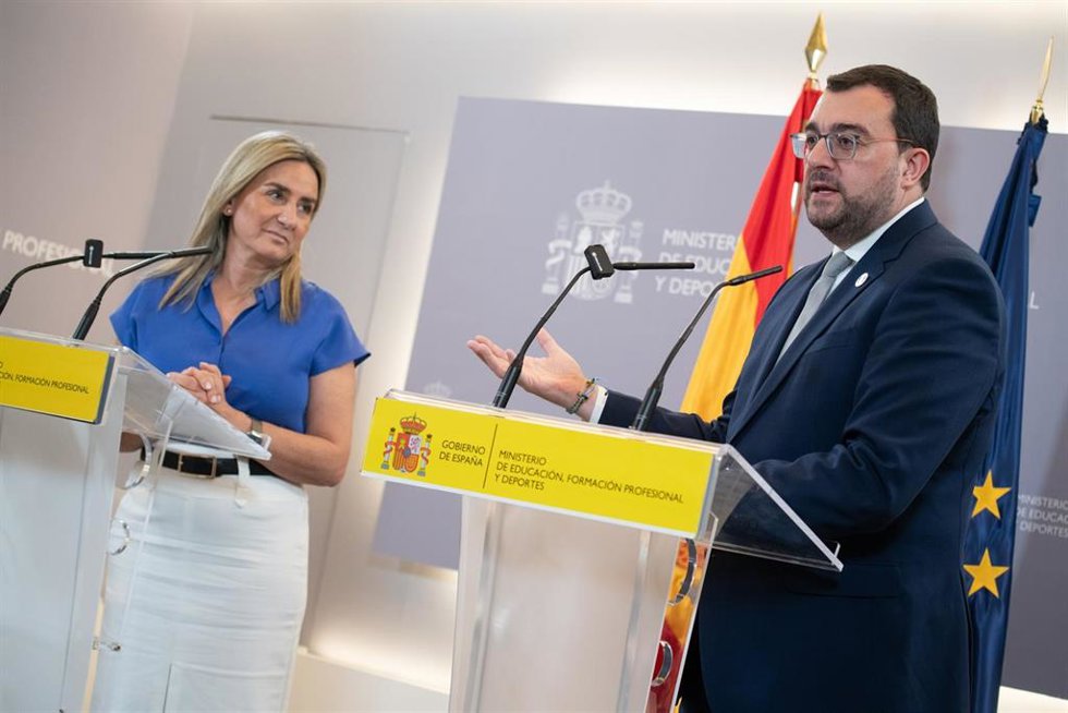 La ministra de Educación, Formación Profesional y Deportes, Milagros Tolón; y el presidente del Principado de Asturias, Adrián Barbón, ofrecen una rueda de prensa en la sede del ministerio de Educación, a 9 de julio de 2026, en Madrid (España).
