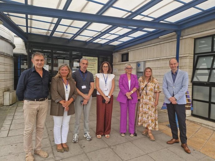 El alcalde de Gozón, Jorge Suárez; la gerente del Área Sanitaria III, Asunción Artime; la consejera de Salud, Concepción Saavedra; la presidenta de Cocemfe Asturias, Mónica Oviedo, y el viceconsejero de Política Sanitaria, Pablo García.