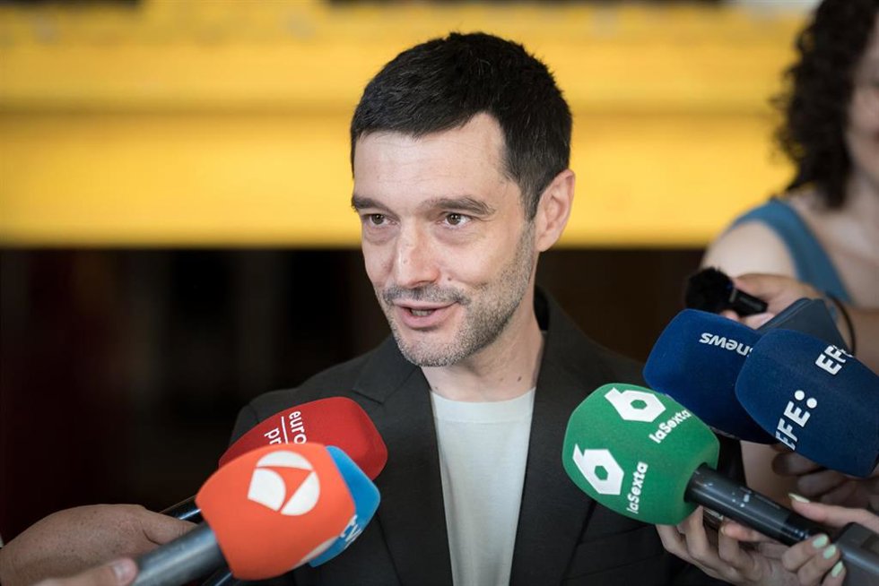 El ministro de Derechos Sociales, Consumo y Agenda 2030, Pablo Bustinduy, durante la presentación del Refugio Climático del Círculo de Bellas Artes, a 9 de julio de 2026, en Madrid (España). 