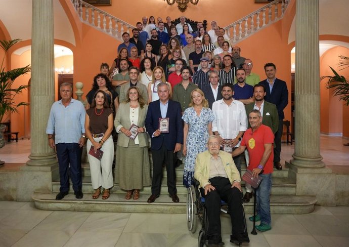 El alcalde de Sevilla y la delegada municipal de Cultura, ambos en el centro, en la presentacion de la temporada de otoño del Lope de Vega, en un acto celebrado en el Ayuntamiento