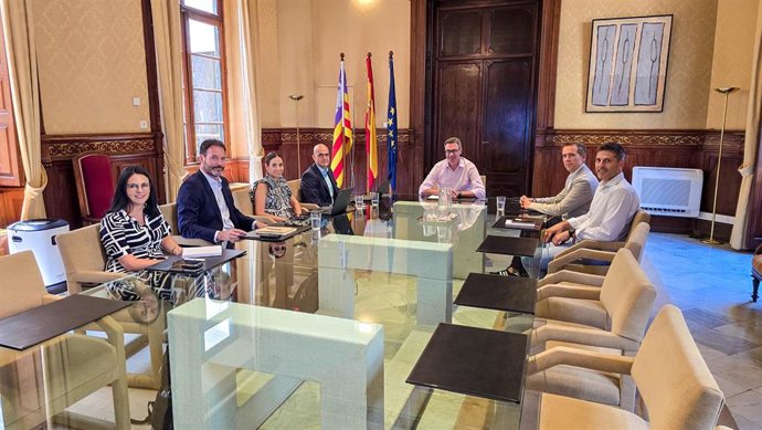 El vicepresidente primero y conseller de Economía, Hacienda e Innovación, Antoni Costa, se reúne con los responsables de Servinform
