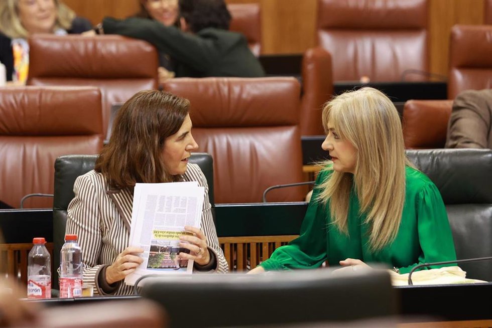 Archivo - La consejera de Empleo, Empresas y Trabajo Autónomo, Rocío Blanco (i), junto a la consejera de Educación, Patricia del Pozo (d), en el Parlamento andaluz. (Foto de archivo).