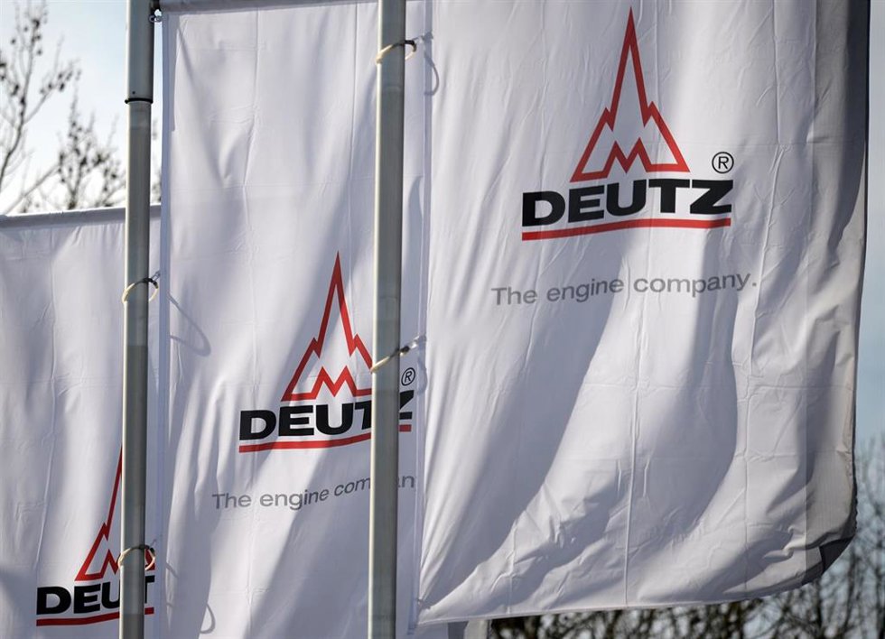 Archivo - Banderas con el logo de Deutz.