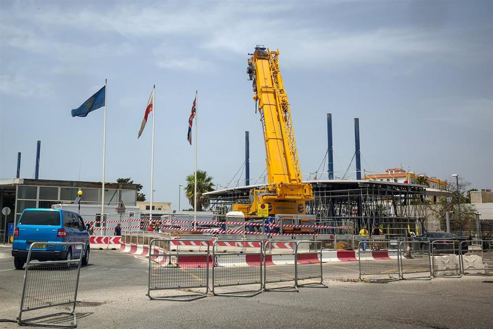 Imágenes de la frontera entre España y Gibraltar con trabajos para su eliminación el pasado mes de junio.