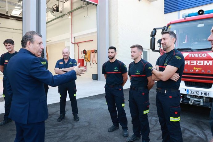 El presidente de la Diputación de Sevilla, Javier Fernández, conversa con efectivos del nuevo parque de Bomberos de Morón, inaugurado este 9 de julio