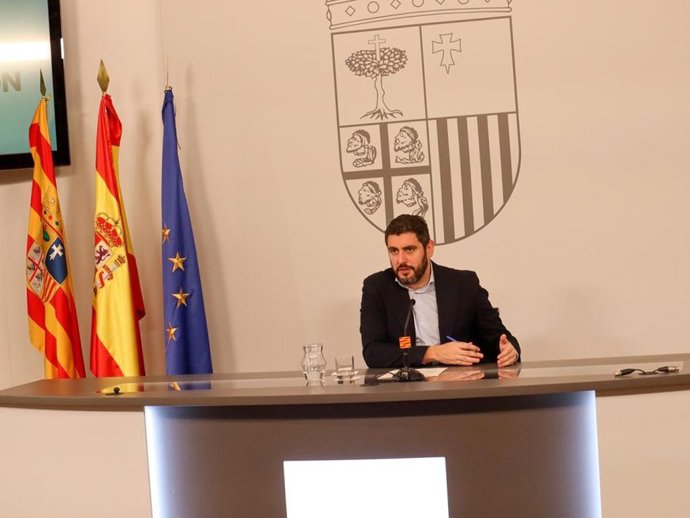 El vicepresidente del Gobierno de Aragón, Alejandro Nolasco, en la sala de prensa de las Cortes.