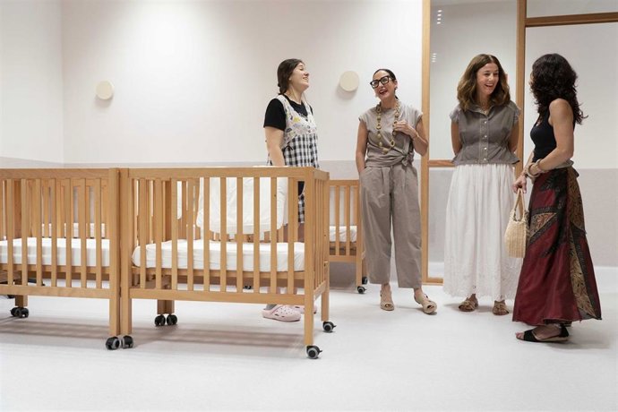 La consejera de Educación del Gobierno Vasco, Begoña Pedrosa y la alcaldesa de Santurtzi, Itziar Carrocera, visitan la nueva Haurreskola de Mamariga.