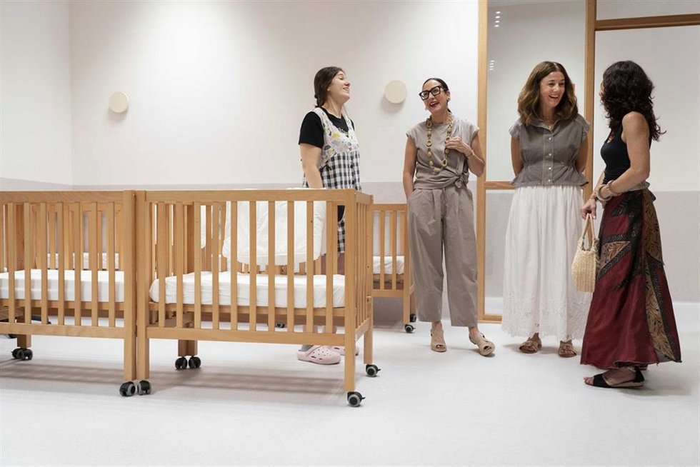 La consejera de Educación del Gobierno Vasco, Begoña Pedrosa y la alcaldesa de Santurtzi, Itziar Carrocera, visitan la nueva Haurreskola de Mamariga.