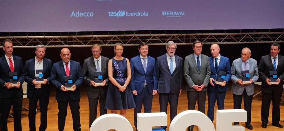 El presidente de la Junta de Castilla y León, Alfonso Fernández Mañueco, preside la foto de familia de los XXXIII Premios CEOE CyL este jueves en el Centro Cultural Miguel Delibes de Valladolid