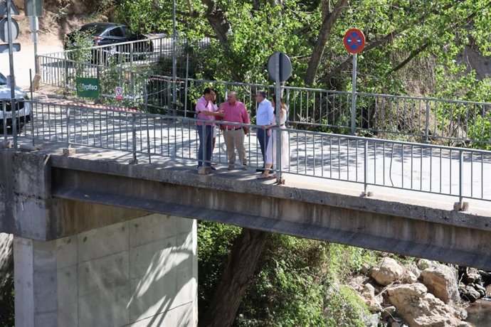 El subdelegado del Gobierno en Granada, José Antonio Montilla, ha visitado Güéjar Sierra junto al alcalde del municipio, José Antonio Robles.