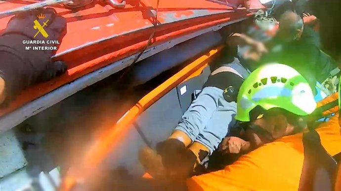 Rescate de un tripulante de un pesquero en alta mar.