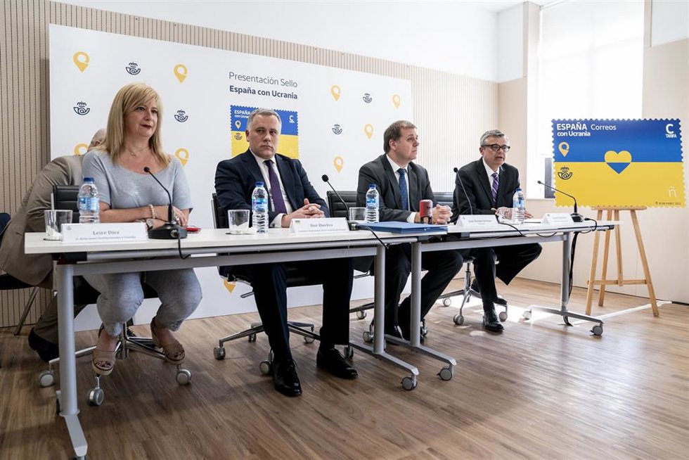 Archivo - La exdirectiva de Filatelia Leire Díez (i) y el expresidente de Correos Juan Manuel Serrano (2d), durante la presentación de un sello dedicado a Ucrania, a 30 de mayo de 2022, en Madrid (España).