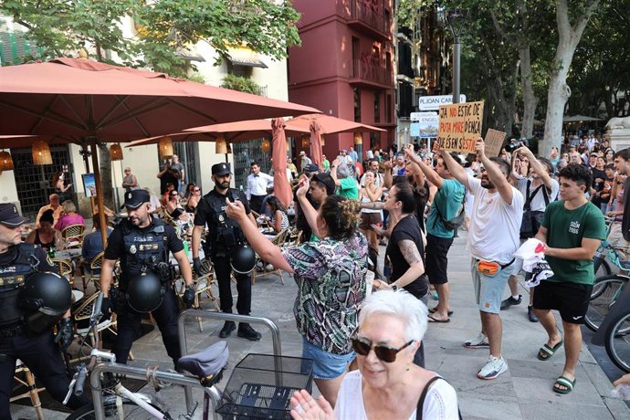 Archivo - Varias personas increpan a los turistas en los bares durante una manifestación por la vivienda.
