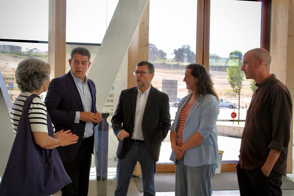 El secretario xeral del PSdeG, José Ramón Gómez Besteiro, junto a la diputada Silvia Longueira, se ha reunido este jueves con representantes de la Academia Galega do Audiovisual