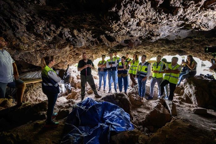 La presidenta Rosa Dávila visita la Cueva de Los Cabezazos y el futuro Centro de Interpretación del Barranco Agua de Dios, en Tegueste