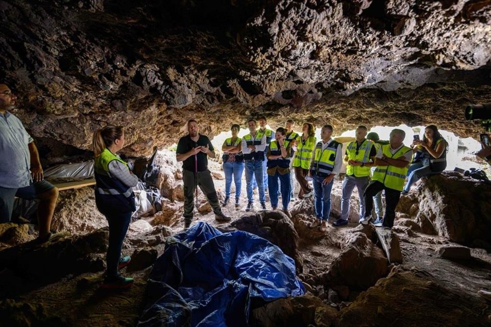 La presidenta Rosa Dávila visita la Cueva de Los Cabezazos y el futuro Centro de Interpretación del Barranco Agua de Dios, en Tegueste