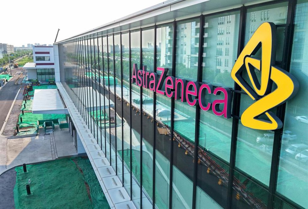Archivo - Logo de Astrazeneca en un edificio.