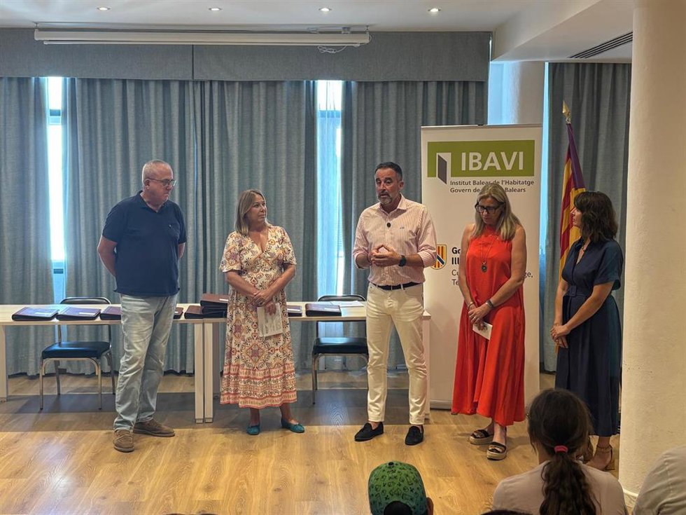 El Govern entrega las llaves de once viviendas públicas en Sant Lluís.