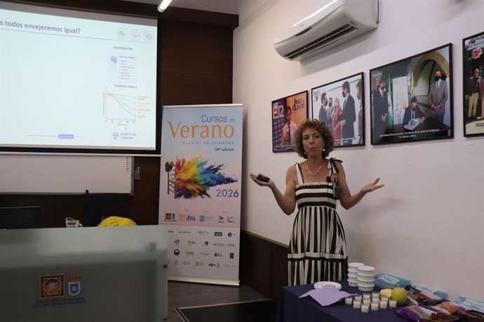 La Catedrática en Fisiología de la Universidad Pablo de Olavide (UPO) ofrece la conferencia 'Envejecimiento cognitivo: alimentación y mucho más' en el marco de los cursos de verano de la UPO en su sede de Carmona-Rectora Rosario Valpuesta