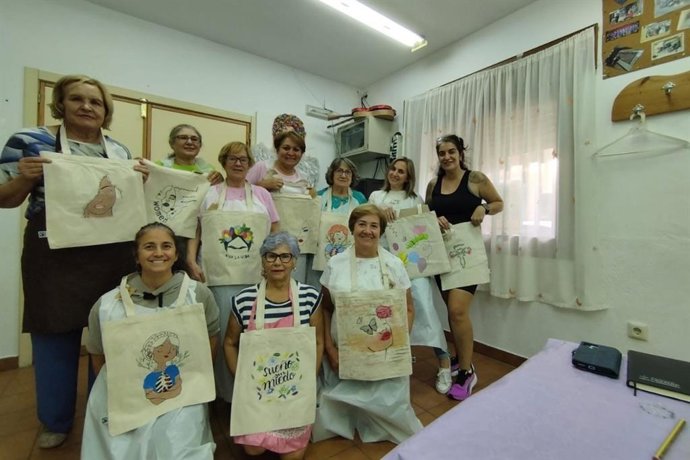 Archivo - Mujeres participantes de un proyecto para impulsar la igualdad en la provincia de Cáceres
