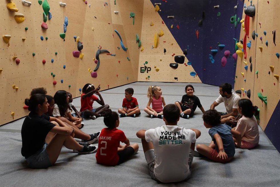 Arkose y Cooperación Internacional han invitado a quince niños a una jornada de escalada en Madrid.