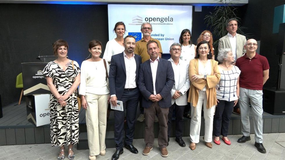 El Consejero de Vivienda y Agenda Urbana, Denis Itxaso, junto a los participantes en el Opengela Eguna en Bilbao