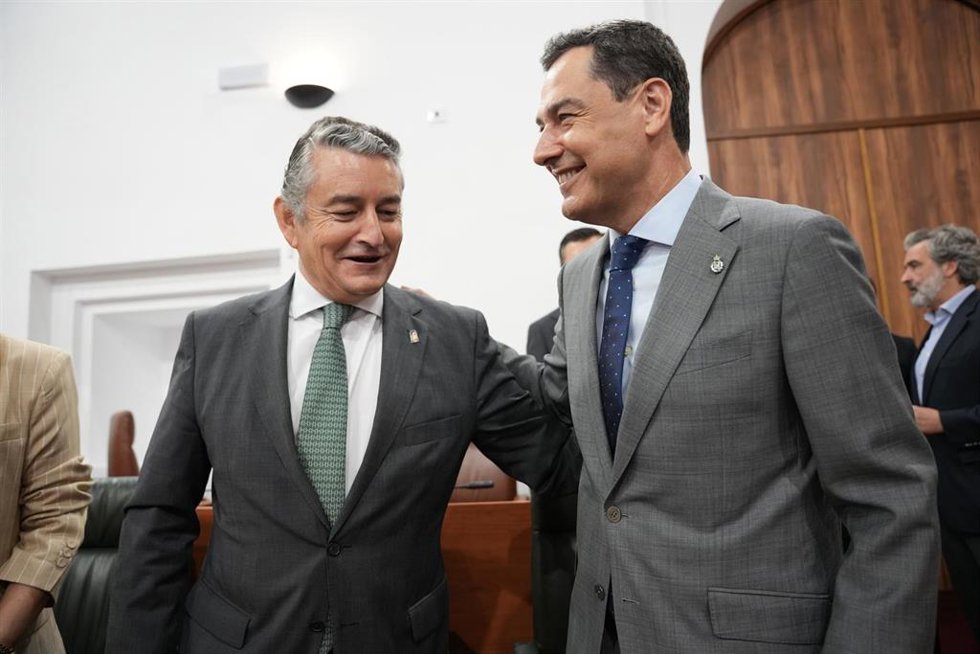 El presidente de la Junta de Andalucía, Juanma Moreno, junto al consejero de Sanidad, Presidencia y Emergencias, Antonio Sanz, al comienzo de la sesión constitutiva de la XIII Legislatura del Parlamento andaluz. Imagen de archivo.