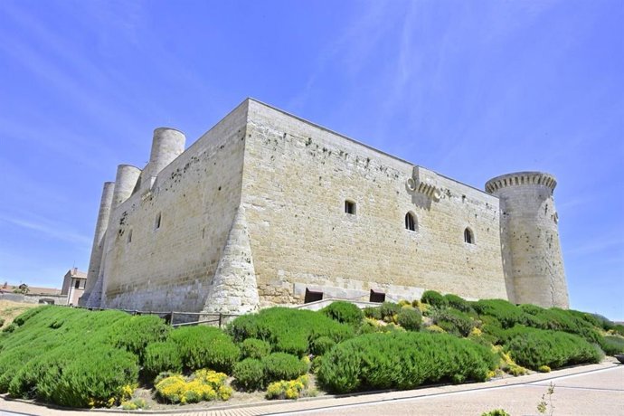 Castillo de los Sarmiento, en Fuentes de Valdepero (Palencia).