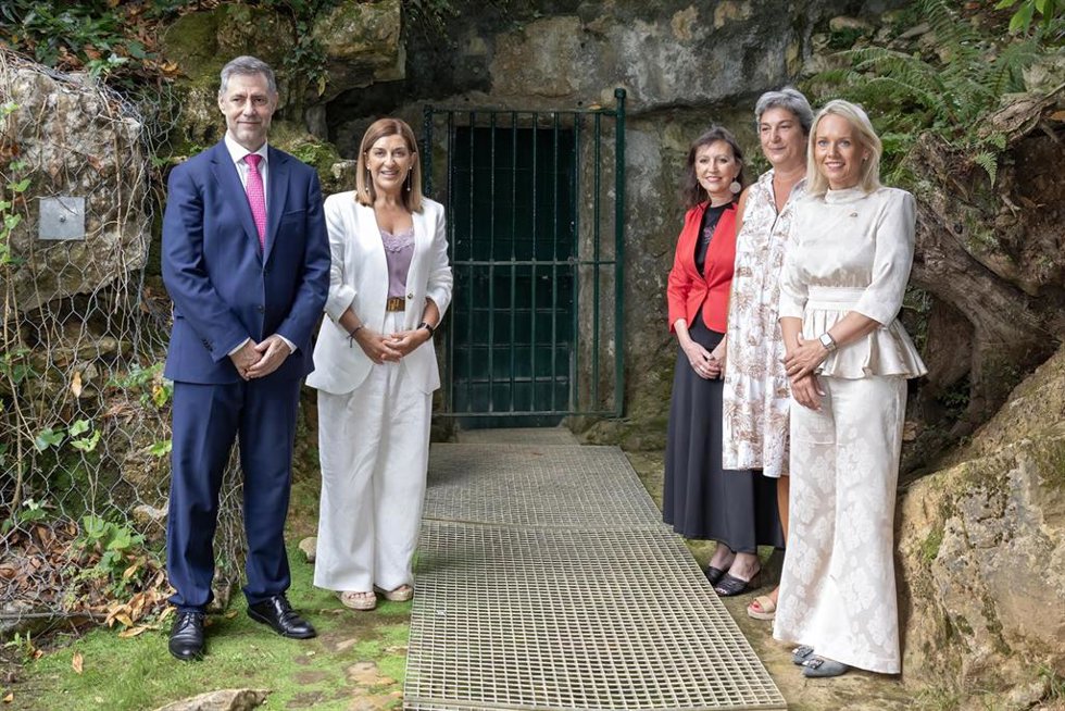 La presidenta de Cantabria, María José Sáenz de Buruaga, y otros integrantes del Patronato de Altamira junto a la entrada de la cueva