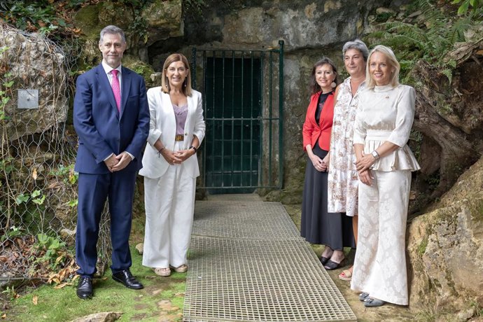 La presidenta de Cantabria, María José Sáenz de Buruaga, y otros integrantes del Patronato de Altamira junto a la entrada de la cueva