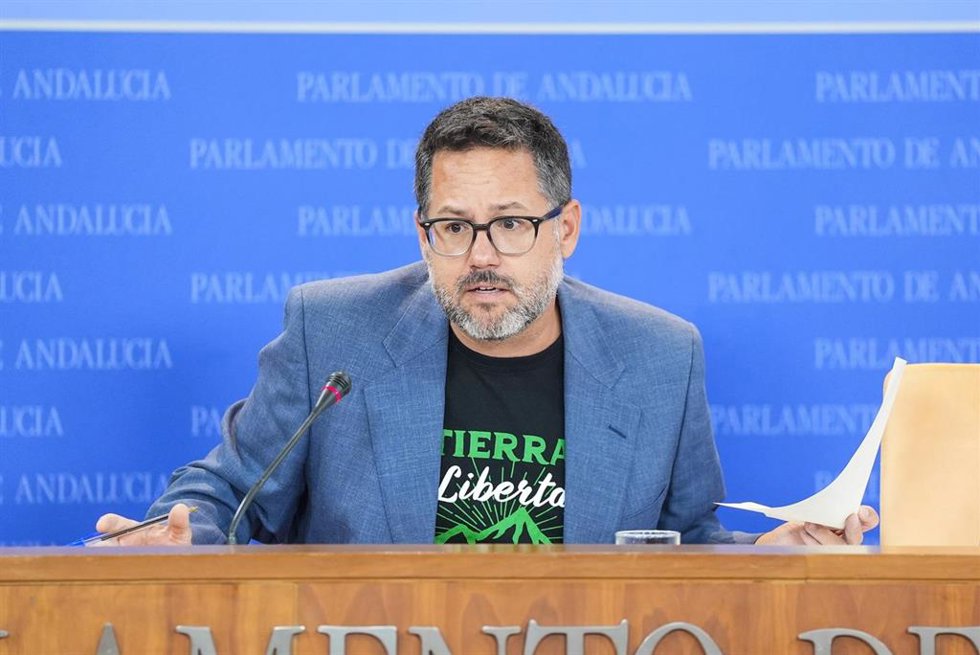 El portavoz del Grupo Parlamentario Adelante Andalucía, José Ignacio García, durante la ronda de ruedas de prensa de portavoces de los grupos parlamentarios en el Parlamento de Andalucía.