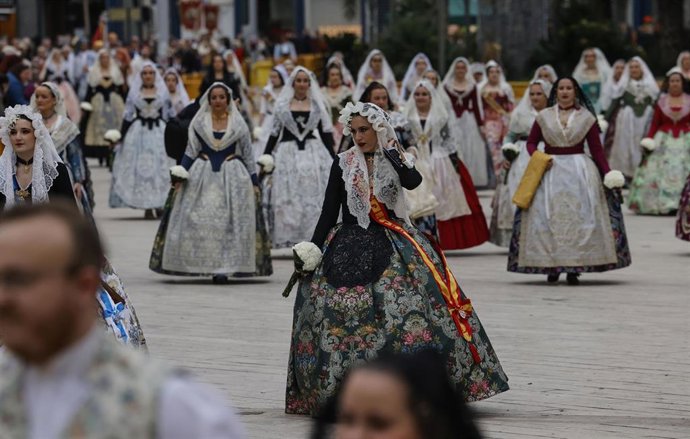 Archivo - Falleras durante la ofrenda floral a la Virgen de los Desamparados, a 17 de marzo de 2025