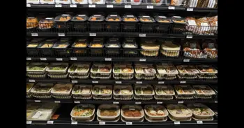 Supermercados con mesas: por qué la hostelería denuncia "competencia desleal", cómo cambia el consumo y qué dice la ley