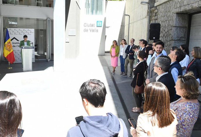 La directora del INH en un acto oficial ante su sede.