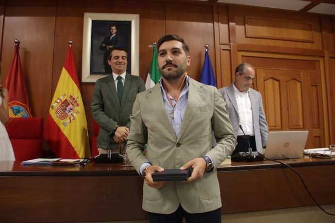 Miguel Castellano, durante su toma de posesión, en el Pleno muncipal, como nuevo edil de Vox, en sustitución de la ahora nueva parlamentaria andaluza de Vox, Paula Badanelli.