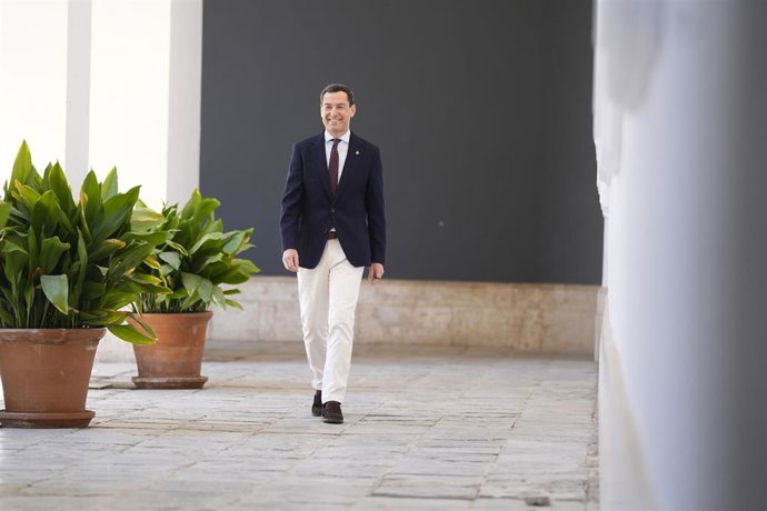 El presidente de la Junta de Andalucía, Juanma Moreno, a su llagada para informar a los medios de comunicación sobre la estructura y composición del nuevo gobierno. A 9 de julio de 2026 en Sevilla (Andalucía, España). El presidente de la Junta de Andalucí