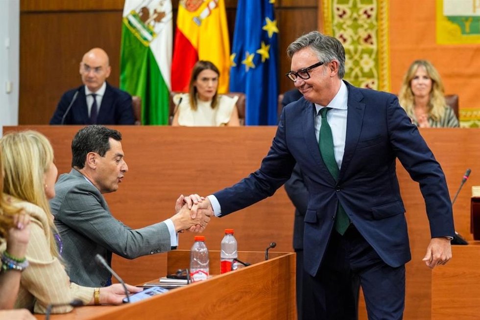 Juanma Moreno y Manuel Gavira, el pasado martes, 30 de junio, en el Parlamento andaluz