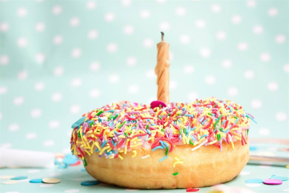 Donut de cumpleaños con una vela