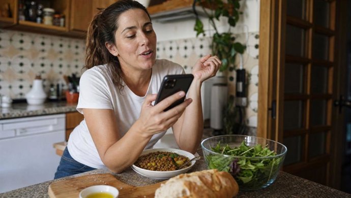 Usuaria de lutrAI hablando con el asistente nutricional