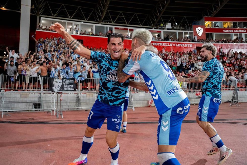 El delantero del Málaga Eneko Jauregui celebrando con su compañero Chupe el segundo gol contra la UD Almería en la vuelta de los 'play-offs' a LaLiga EA Sports.