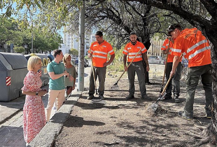 La alcaldesa de Jerez, María José García-Pelayo, en la barriada de Las Viñas.